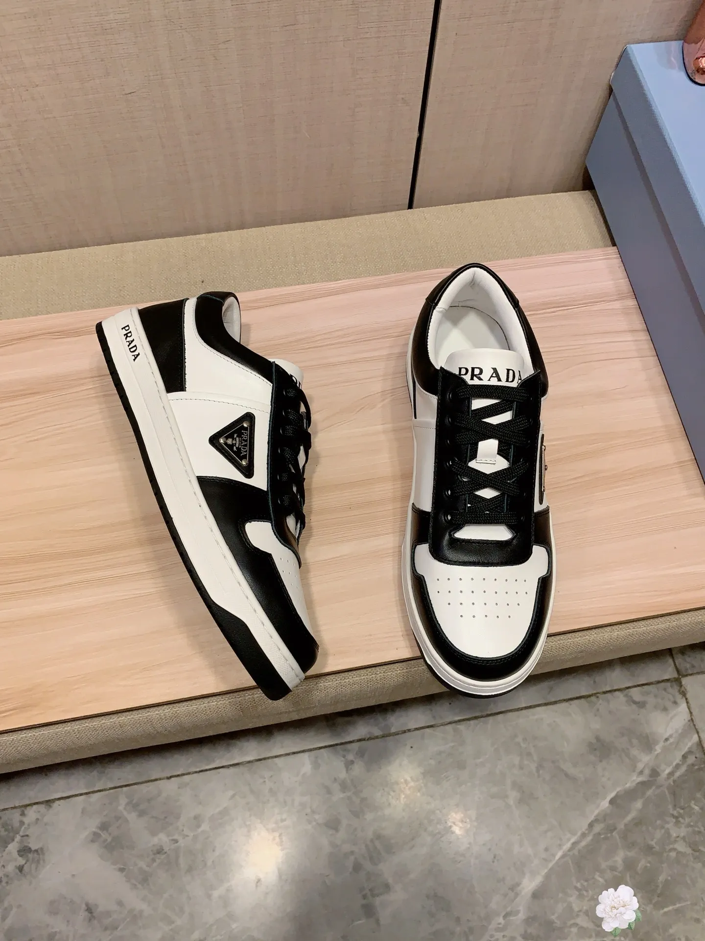 Men's Men's Shoes💰442💰💰🎩🎩[Lightning][Lightning] "PRADA*" The latest and most popular casual shoes, top brand [seduce] luxury ~ purchasing agency, top quality ~. [Strong] The upper is made of imported breathable cowhide material ➕ breathable sheepskin feet (•) with fine workmanship. The original stylish and stylish soft rubber wear-resistant and non-slip outsole is light and comfortable on the feet. The real thing looks better when photographed in real life. 226: code: 38-44, white and black 4️⃣ colors selected